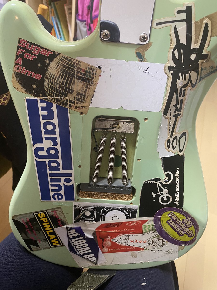 ンゴロンゴロ 胸キュン肥溜パンクバンド ギター撮ってたら 改めて裏がステッカーペタペタで汚いと思った カッコいいと思ってたのはアホだったのかしら 韻シストとか8ottoの前身バンドのsugar For A Dimeのステッカーとか価値ありそう