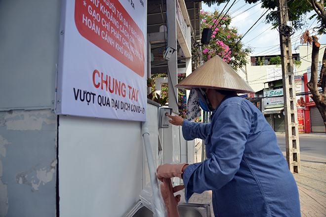 • To maintain food security, the government provided essential goods to neighborhoods in lockdown, installed free rice dispensing ATMs & put a halt to rice exports to other countries.⁠