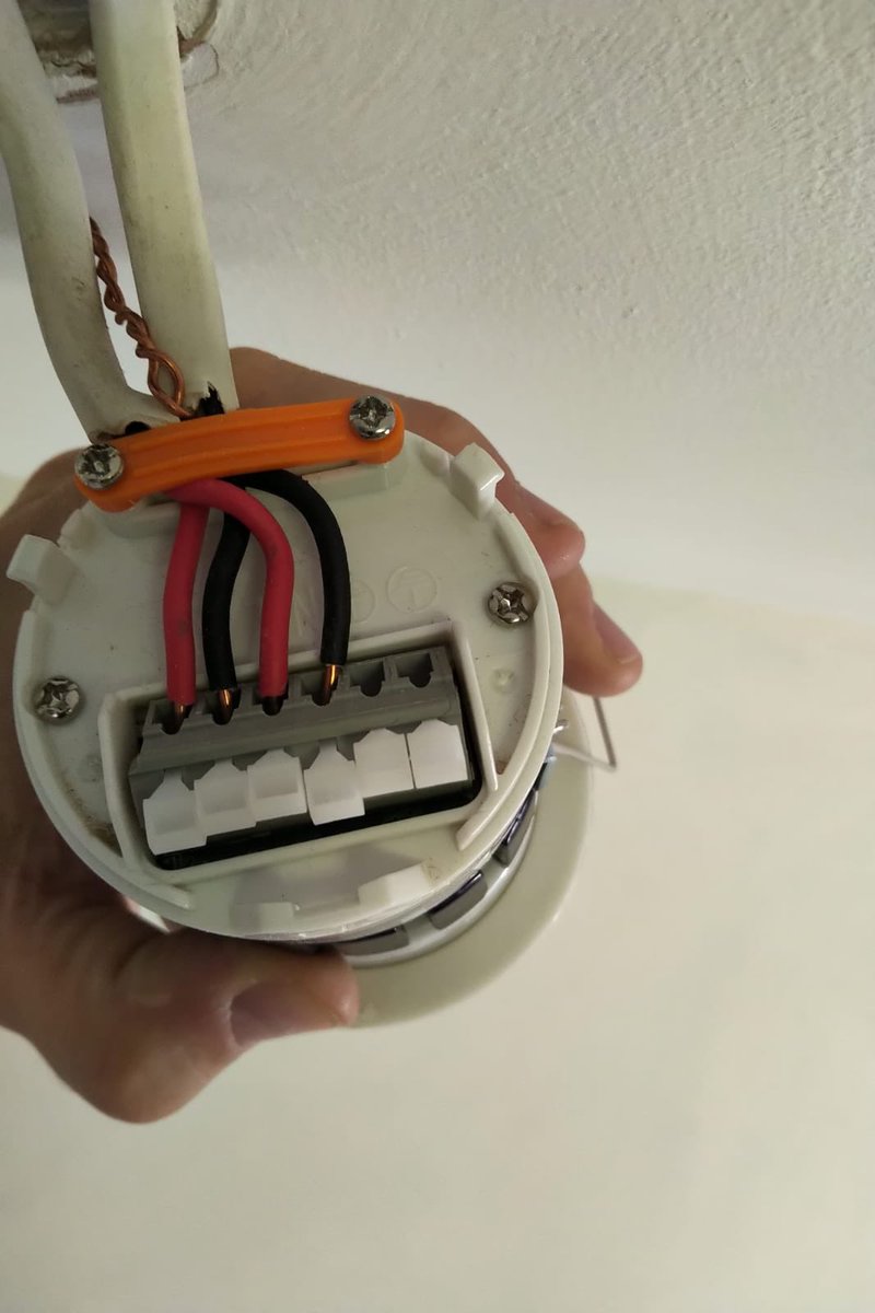 Shes_ElectricUK's tweet image. 💥Trying to help someone with a faulty light via email earlier. This was installed not that long ago by a Qualified Electrician apparently. Maybe he was poorly the day they discussed what to do with the CPC🤔🤬💥#DoTheJobProperly #OffTheTools