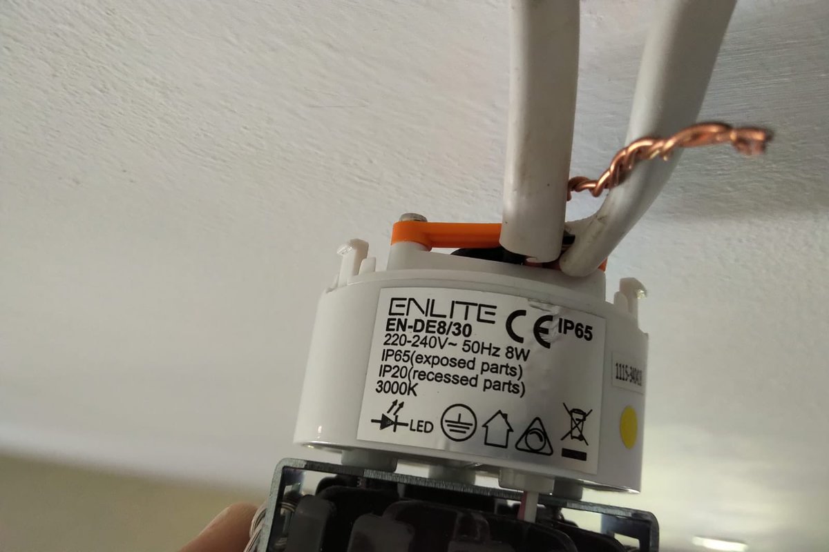 Shes_ElectricUK's tweet image. 💥Trying to help someone with a faulty light via email earlier. This was installed not that long ago by a Qualified Electrician apparently. Maybe he was poorly the day they discussed what to do with the CPC🤔🤬💥#DoTheJobProperly #OffTheTools