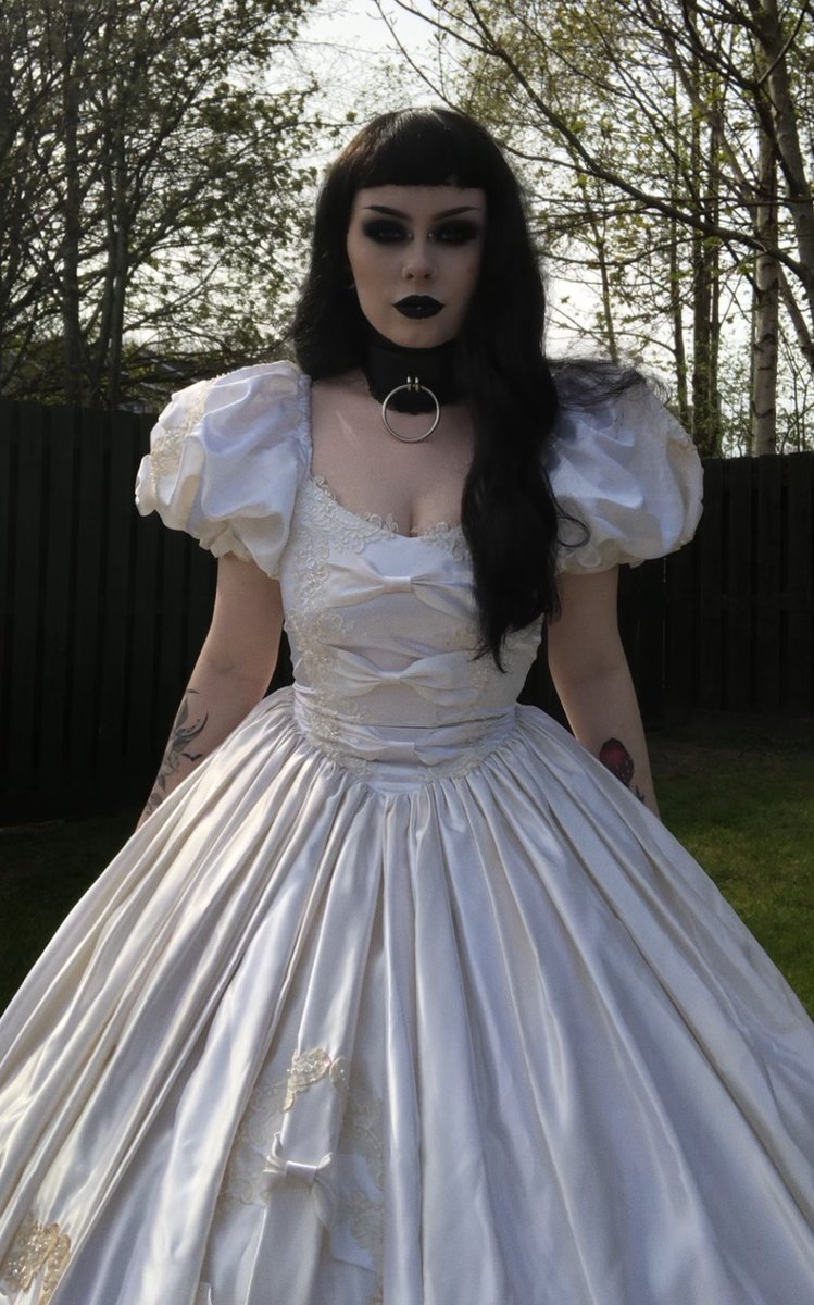 Velvetworms_'s tweet photo. I wish I could wear this dress everyday 🥺 https://t.co/Jn26so6icH