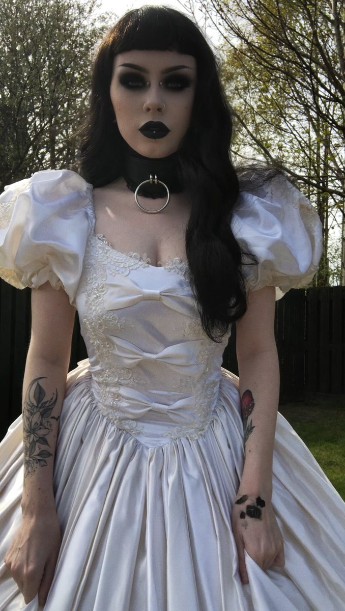 Velvetworms_'s tweet photo. I wish I could wear this dress everyday 🥺 https://t.co/Jn26so6icH