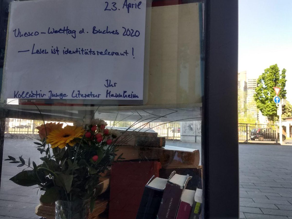 Wie jedes Jahr feiern wir am 23. April den Unesco-Welttag des Buches mit Blumen in den öffentlichen Mannheimer Bücherregalen. Denn wir glauben: Lesen ist identitätsrelevant!
#WelttagdesBuches 
#worldbookday2020 
#mannheim