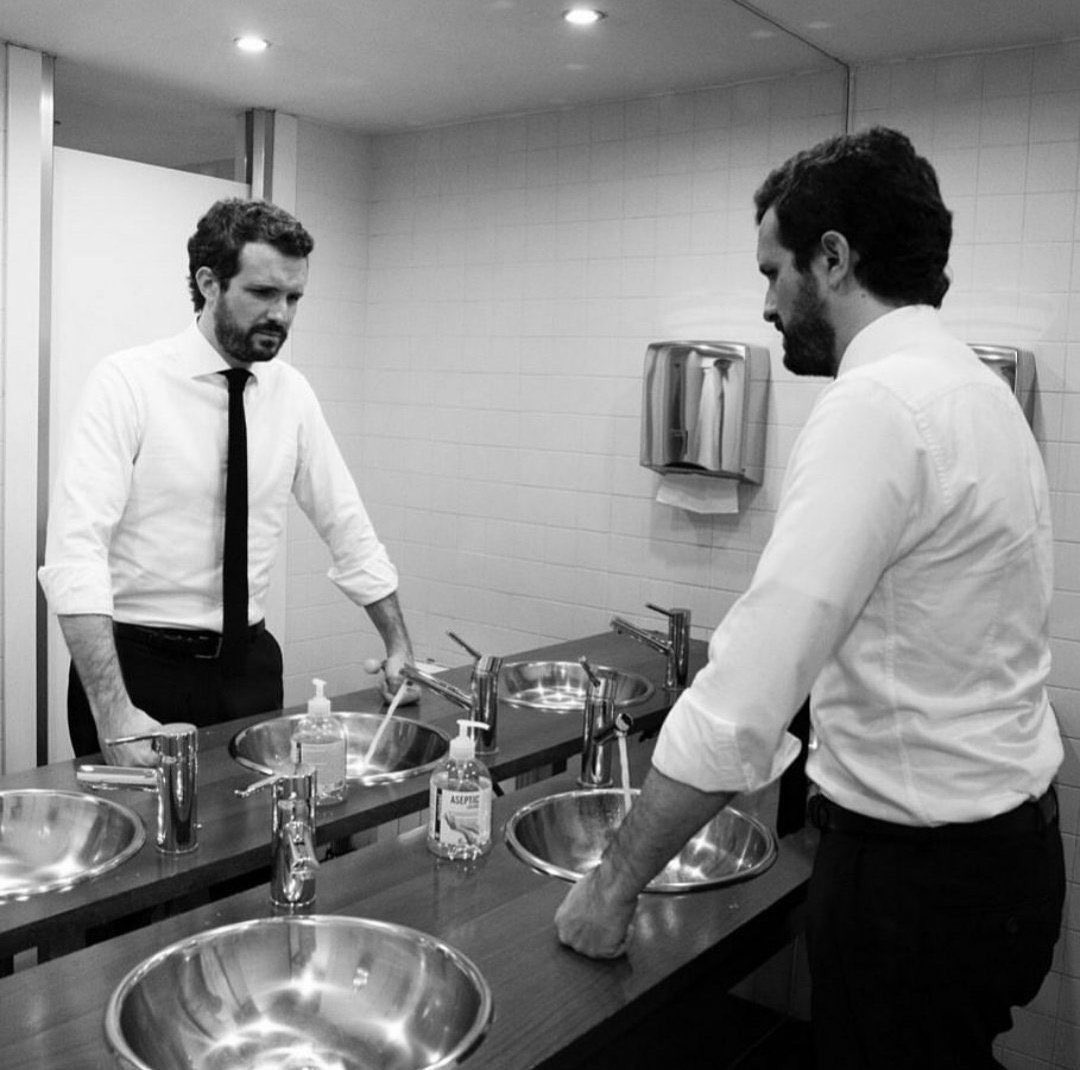 Estaba yo aquí pensando en mis cosas, en que me duelen las víctimas más que al resto como bien indica mi corbata negra y remangado porque estoy listo para salvar España pero con cara muy fuerte de impotencia porque Sánchez no me deja y me han hecho una foto casual sin yo saberlo.