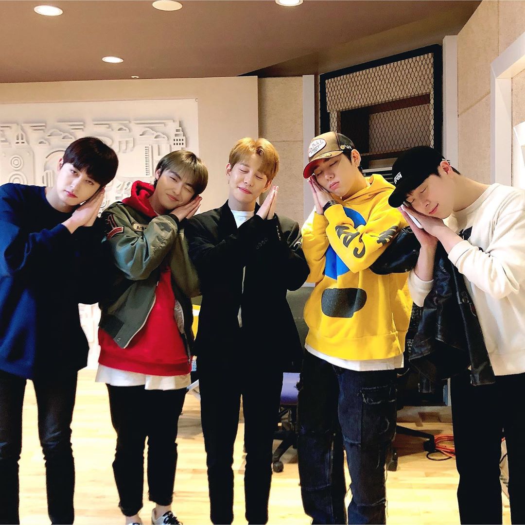 todaykyung's tweet photo. 갑자기 분위기 난리나 2
With #블락비 

정말 즐겁고 행복했던 시간
다음엔 7명 완전체로 만나💛

#블락비 #박경 #지코 #유권 #재효 #피오 #꿈꾸는라디오 #끙디 https://t.co/WzqzujYhpQ