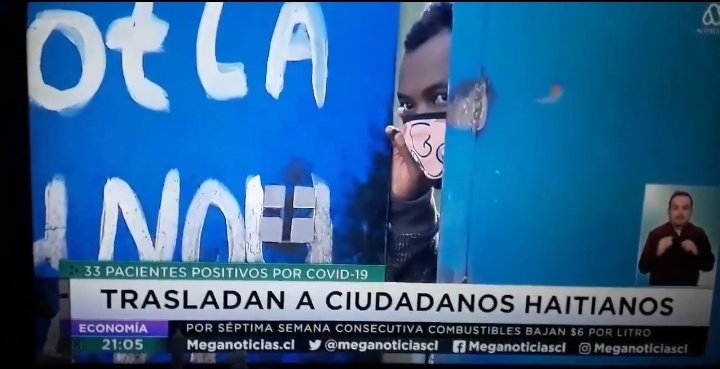 ChilePeriodista's tweet photo. Insistimos: Nuestro Colegio rechaza toda cobertura mediática que acose y exponga a comunidades migrantes en contextos de crisis sanitaria. Es una  falta grave a la ética y al rol social de los medios. No aceptamos la reproducción de ningún tipo de discriminación ni racismo. https://t.co/2pWnsba8gc