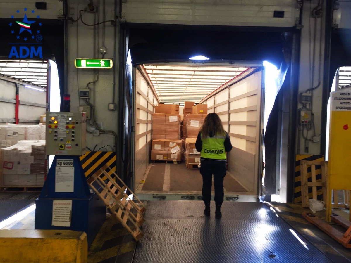 AdmGov's tweet photo. ADM NEWS/Emergenza Covid-19
I funzionari #ADM di Malpensa hanno provveduto a consegnare alla Protezione Civila Lombardia 𝟴𝟵𝟱.𝟬𝟬𝟬 mascherine chirurgiche requisite a diverse società.
#ADMgov #ADMconVoi #Covid19 #Dpcgov #requisizioni #emergenza #Malpensa #Italia #customs https://t.co/H0XQDFGney