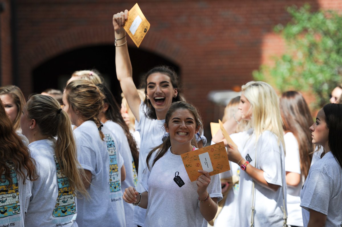 GeorgiaCollege's tweet photo. Itβs almost time to say farewell to the Class of 2020 and since weβre bad at goodbyes, we dedicate this #throwbackthursday to the moment #gcsu20 came to Georgia College. #georgiacollege #tbt #seniors https://t.co/Pye0EKfeka