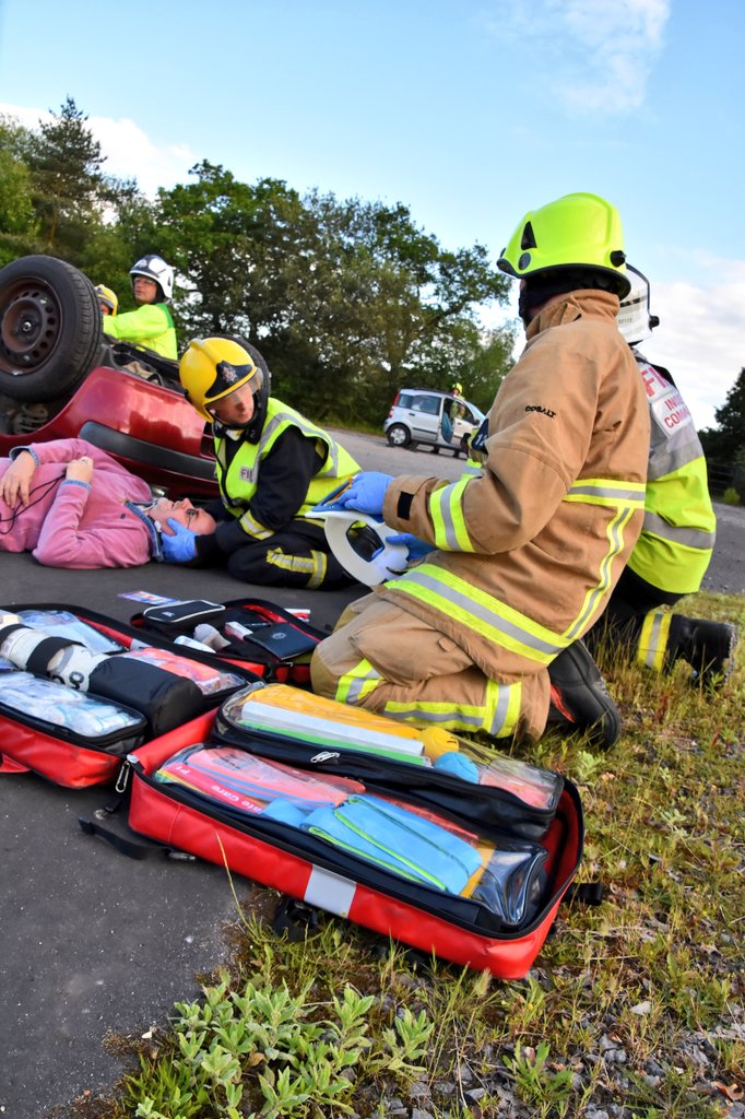 Firesnapper999's tweet photo. @davideclifford David, unfortunately some people have complete disregard for commUNITY safety. In #NorthCamp area, complete disregard for 20mph &amp; 30mph zones. And not exactly a great time to become a member of the #IntubationClub 😡 #Drive2ArriveALIVE https://t.co/AKaSrbi2Ao