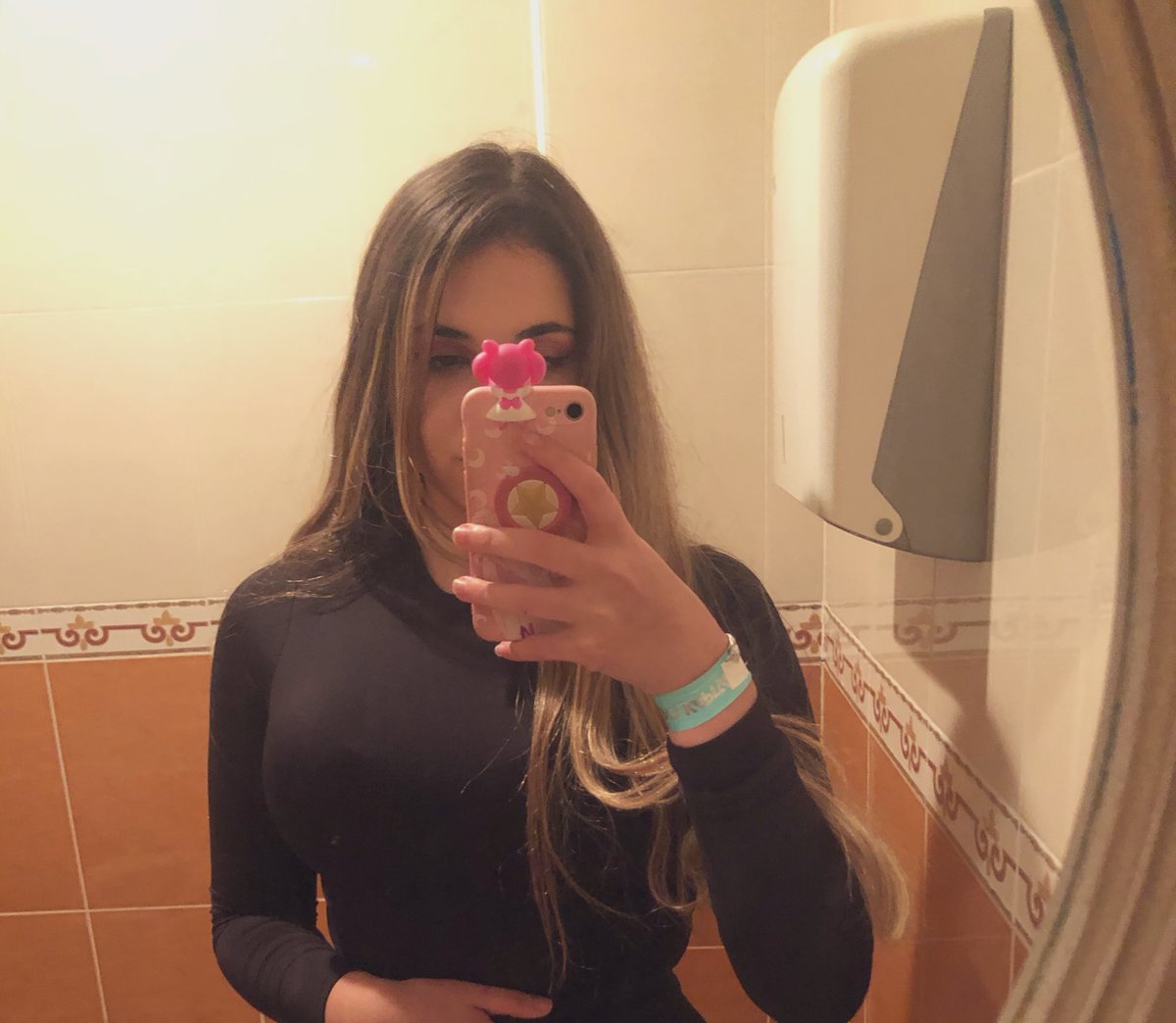 bansheeceline's tweet image. no nos parecemos en nada pero a mi también me cabe un plátano, dos huevos y un litro de leche