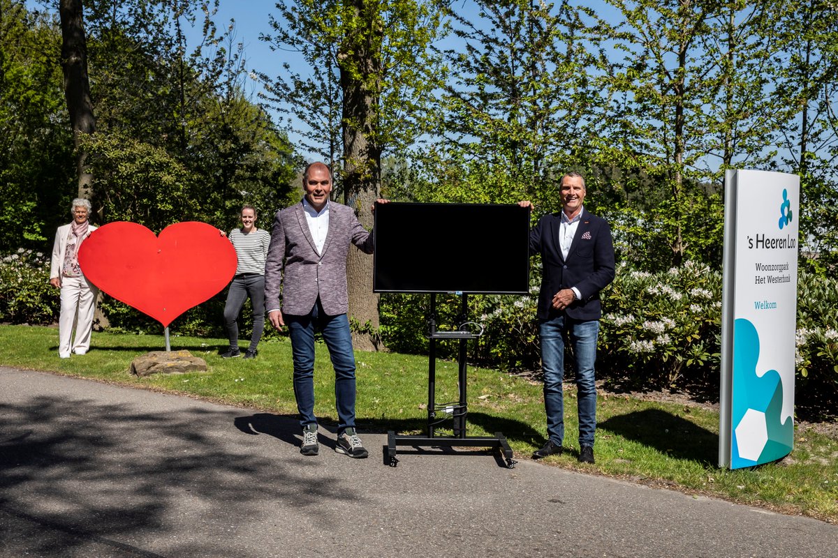 gvhoeven's tweet photo. Met een donatie van onze bank kan @VTMgroep 10 zorginstellingen voorzien van een mobiele communicatie unit. Met @olsthoorn_vtm de eerste overhandigd aan Het Westerhonk in Monster @sHeerenLoo . Geweldig dat we dit gezamenlijk kunnen doen voor de bewoners!
https://t.co/PDqdKBbcf5 https://t.co/yLXs6H7t1G