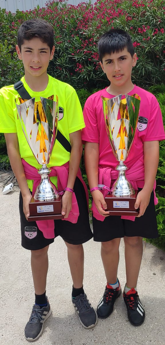 ⚽️⚽️
Vamos a por la sexta semana!
#retoamistad 
Rivales pero compañeros, así posaban Pablo Delgado del <a href="/PuenteCastroFC/">Puente Castro FC</a> y Miguel Arribas del <a href="/cdfpenaleon/">CDF PEÑA LEÓN</a> con <a href="/PromesasNorte/">Promesas Del Norte</a>|

 #futbolbasedesdecasa | #quedateencasa | #DesdeCasa | #leonesp