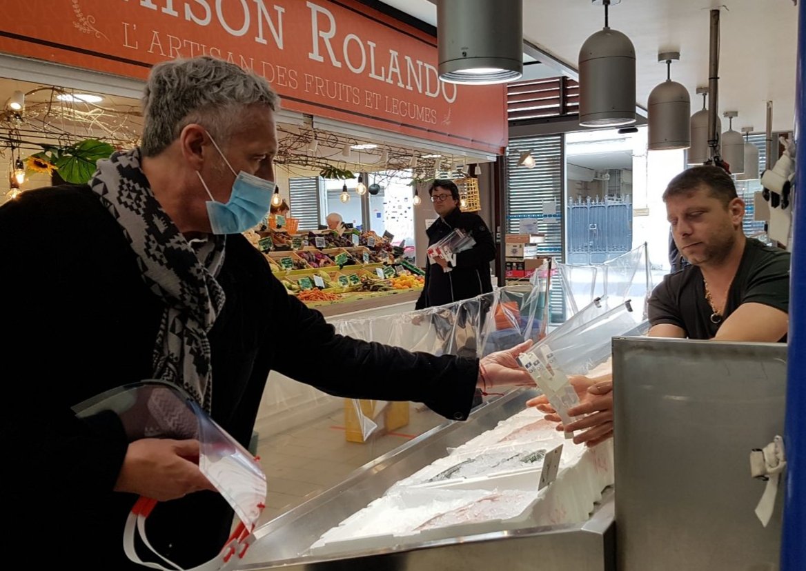 Phil_Saurel's tweet photo. Les commerçants en alimentation des halles de @montpellier_ sont désormais protégés par les masques-visières fabriqués localement.
Les 31 communes @Montpellier3m ont aussi été  dotées.
@RuptureTech @chantal_marion @PerezVeronique1 @Midilibre @myMetropolitain @GazetteLive34 @afpfr https://t.co/s6a6UqLmEZ