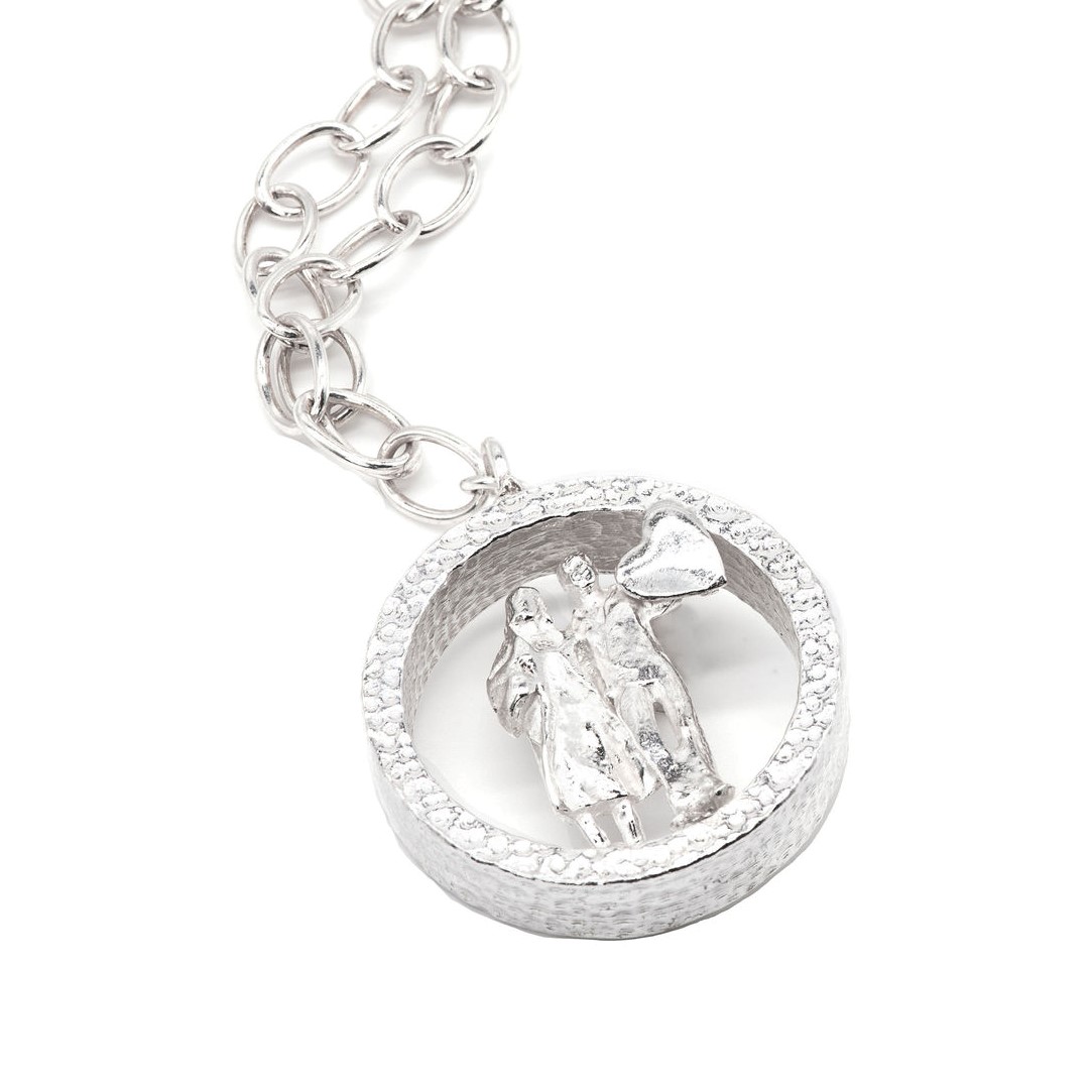 #LoveInATimeOfCorona depicts a couple in an increasingly small world, kept safe by their love. The perfect gift for lovers kept apart by the lockdown, couples who have had to put wedding plans on hold, or those whose love has blossomed during the pandemic daintylondon.com/collections/ne…