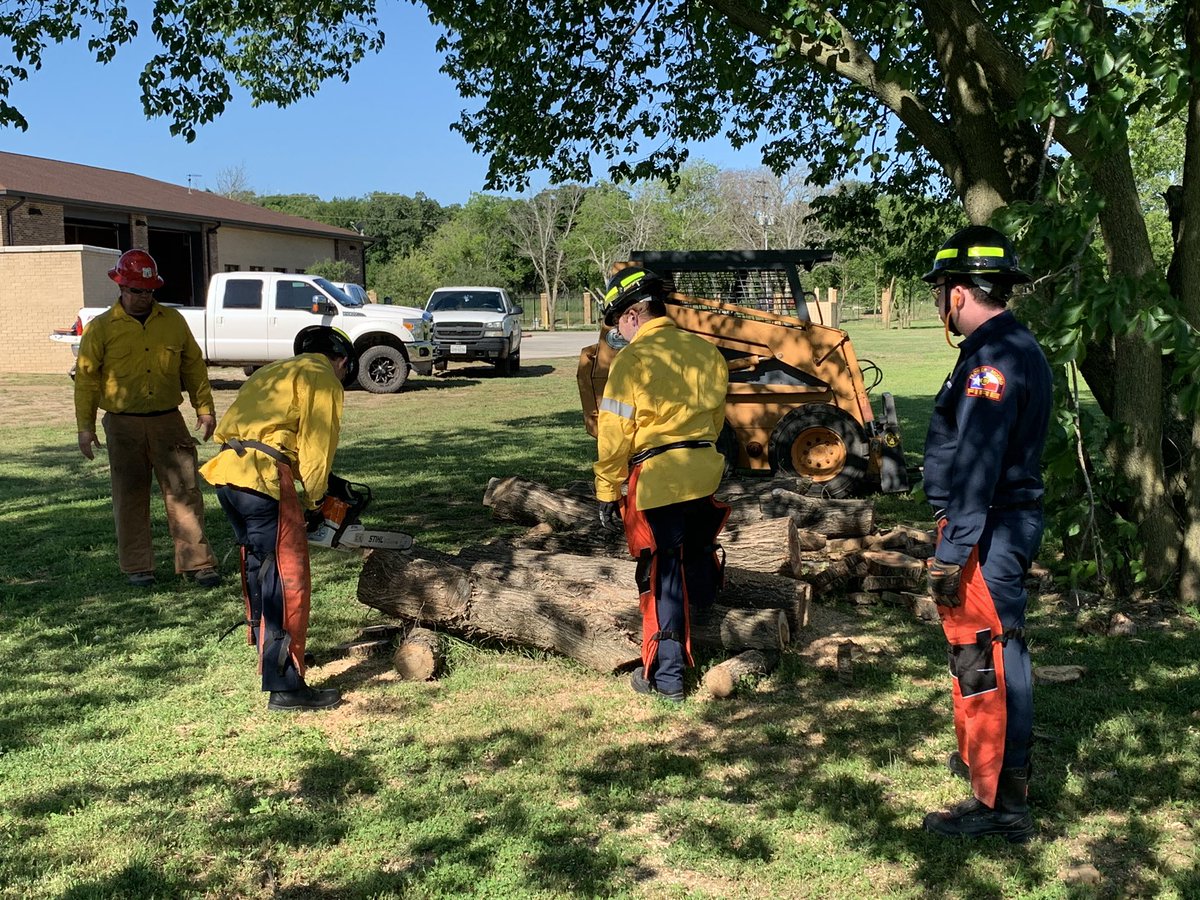 FMFD crews are taking advantage of the great weather to conduct saws training at Station 6.  Firefighters are using various saws to work on vertical ventilation, cutting metal, and cutting vegetative debris.