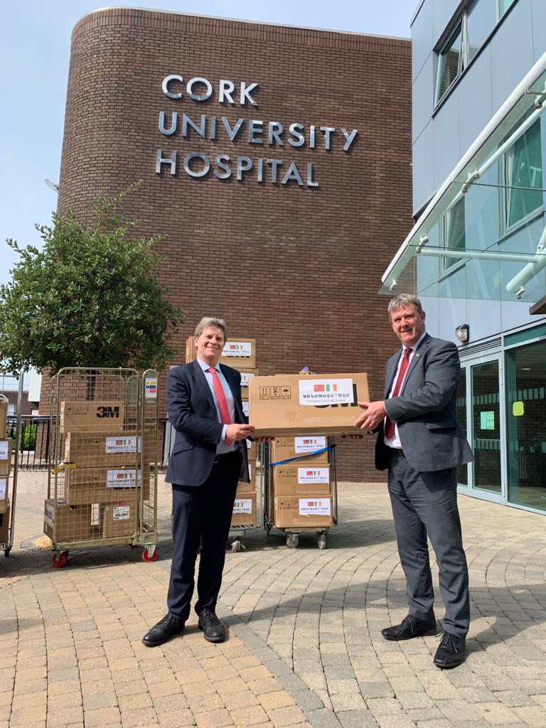 corkcitycouncil's tweet photo. Cork City Council's Director of Corporate Affairs &amp; International Relations, Paul Moynihan was delighted to deliver #PPE to @CUH_Cork today

🇨🇳The Personal Protective Equipment was generously donated by the Government of Shanghai, one of our Sister Cities #InThisTogether https://t.co/ByaM8PncVu