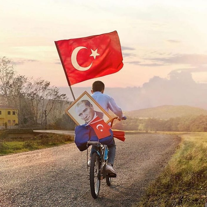 "Küçük hanımlar, küçük beyler! Sizler hepiniz geleceğin bir gülü, yıldızı ve ikbal ışığısınız. Memleketi asıl ışığa boğacak olan sizsiniz. Kendinizin ne kadar önemli, değerli olduğunuzu düşünerek ona göre çalışınız." #Ataturk  🇹🇷#23Nisan 
#100YıllıkEgemenlik
