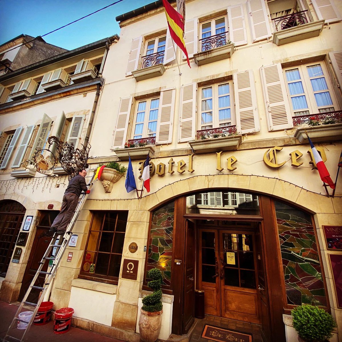 LeCepBeaune's tweet photo. Réouverture de l’Hotel Le Cep, on se sait toujours pas quand mais on se prépare ! Peinture, plantations de fleurs, on reste motivé ! https://t.co/PSDzptwCLc