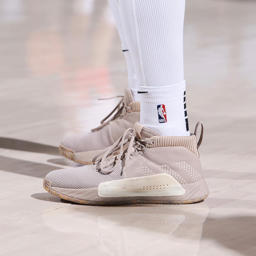 brkicks's tweet image. A year ago @Dame_Lillard hit this shot wearing the Adidas Dame 5 ⌚️👋