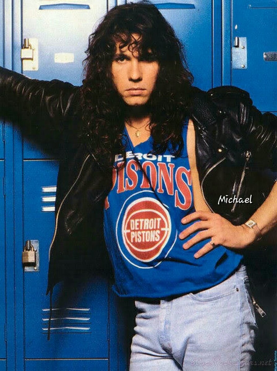 michaelhogws's tweet photo. Drivin down the boulevard
All alone
The neon signs are callin my name
Find me in the corner
Havin the time of my life
I think you'd want to do the same. https://t.co/JGTmOOunSD