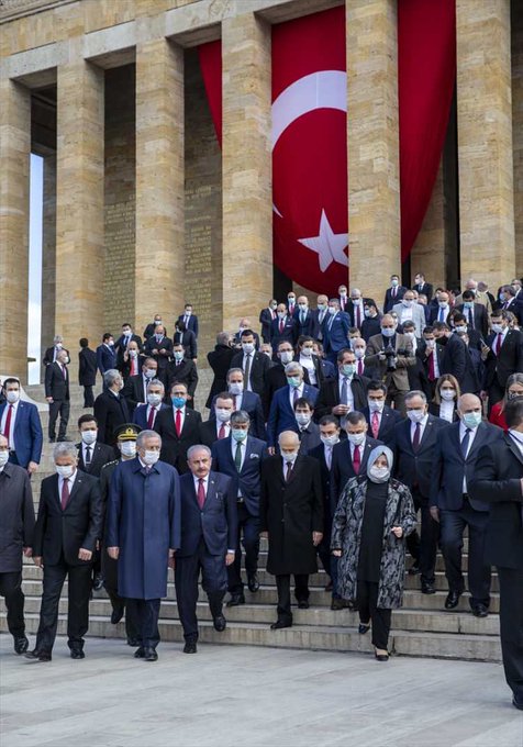 Bu resim bu ülkenin sahibi olduğunu zanneden laik Kemalistlerin ve laiklere karşı hep ama hep eziklik hisseden, Kemalizme şirin gözükmeye çalışan muhafazakar demokratların ne kadar gerici ve bağnaz olduklarının resmidir. 
#AnıtkabirSerbestCamiYasak
#23nisan2020