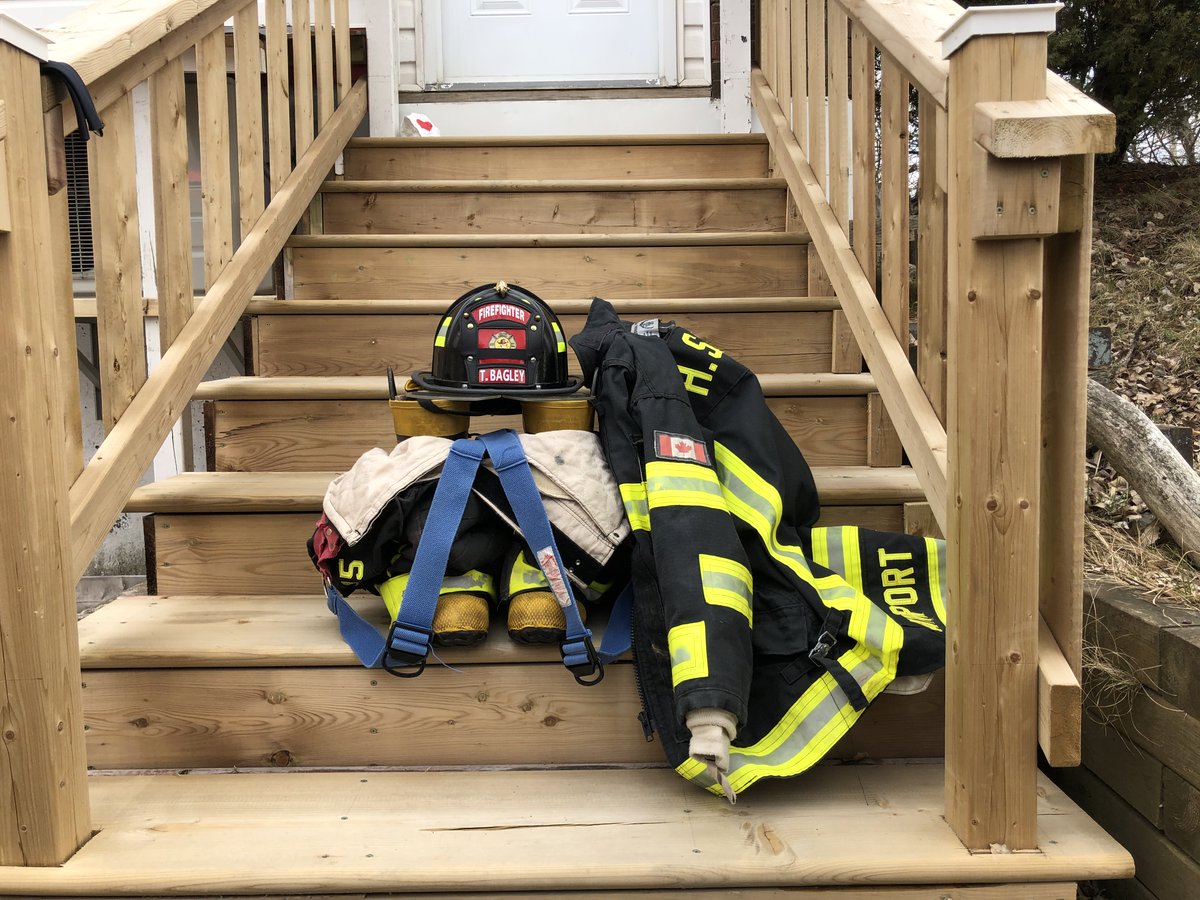 HfxStanfield's tweet photo. Today, our airport firefighters paid their respects to retired firefighter, Tom Bagley, by creating this memorial outside his home. Our hearts are with Tom’s loved ones at this very difficult time. Thank you, Tom, for your bravery and your service. ❤️ #NovaScotiaStrong https://t.co/JJF5CRjFub