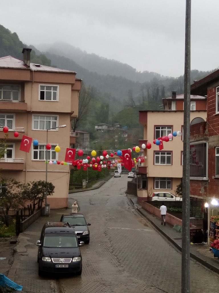 TopalogluDamlaa's tweet photo. 100.yılda sokaklarda değiliz belki evet ama sokaklarımızda coşkuyu devam ettiriyoruz... siz muhteşemsiniz benim güzel mahallem 🎈🎡🎊🎈şimdi sıra saat 21:00 de istiklal marşı okumakta🥰✌️☺️ @23nisankutluolsun @BelediyesiHopa  @ayseltopaloglu8 @ToLgA_TOPALOGLU https://t.co/57T774INVk