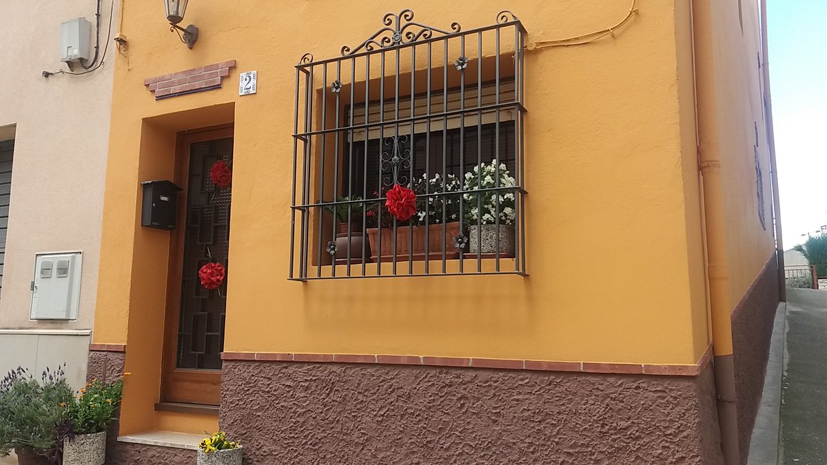 PepArgelich's tweet photo. Diada confinament de Sant Jordi a #Orpí (Anoia)
L' Ajuntament d'Orpí fa arribar roses i llibres als seus convilatans. 
Roses casolanes als carrers.🌷📖 #SantJordi
@anoiadiari @324cat @infoanoia @rac1 @VeuAnoia #SantJordi2020 #santjordi @CatalunyaRadio #anoiaturisme https://t.co/PJ9jnvz4Wk