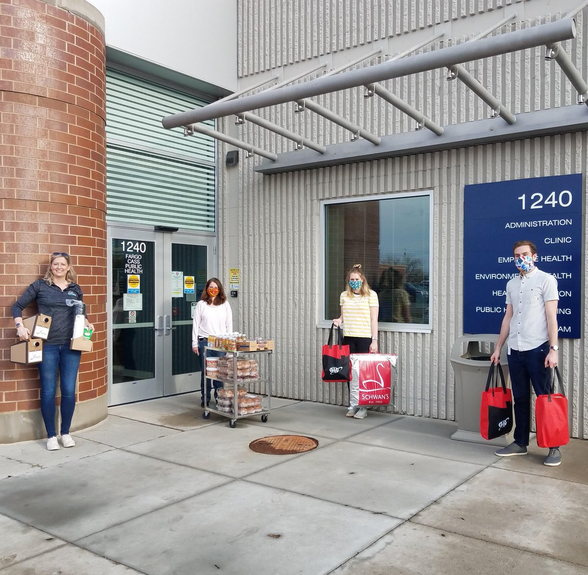 AAANorthDakota's tweet image. We're honored to help fuel the Covid-19 fighters @FCPH with help from @BeansFargo! Breakfast and snacks delivered today for the best! ☕

Public health staff is doing critical, lifesaving work to educate, prevent &amp;amp; track infections. Thanks for your efforts! 💙

#InThisTogetherND
