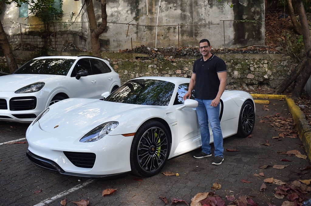 razine's tweet photo. #tbtracing de hoy. Una obra de arte nos visita en el país desde la isla del encanto. Se trata del Porsche 918 Spyder e-hybrid 😍 una belleza sobre ruedas, el número 355 de esta producción exclusiva de la marca alemana... Que nave!

+fotos en nuestro IG @razinedotcom @pedrorazine https://t.co/eRMOYJFclQ