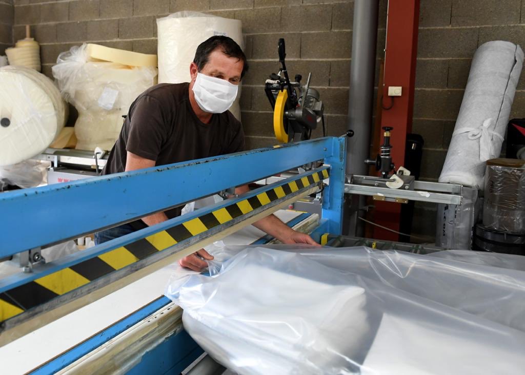 LattNatur's tweet photo. Grâce à nos bénévoles toujours très actifs, 200 surblouses lavables ont été livrées à @hopitaldecannes
Nous sommes de tout cœur avec les soignants ❤️ #COVID19 #SOLIDAIRES @villecannes https://t.co/B8sGyooZDi