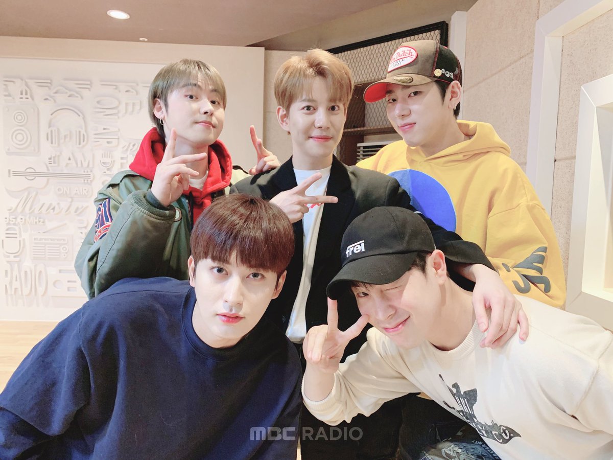 HaloBBCMexico's tweet photo. Fue muy lindo ver a los miembros reunidos otra vez.
Taeil, B-Bomb los extrañamos y estamos esperando por ustedes
💛🐝
#기다릴게_블락비
#WaitingforBlockB https://t.co/InPriSSlkO