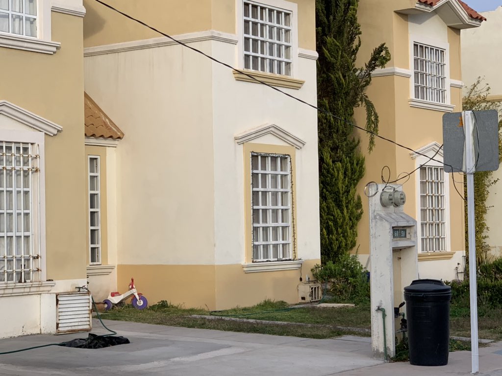 GildaCurioca's tweet photo. @CFE_Contigo ¿que clase de instalación es esta? Se supone que debería ser subterránea. Hicieron esto desde diciembre del año pasado. La instalación ni siquiera es mía y me colgaron el cable de la barda. Ayuda por favor. https://t.co/LkNwnfhIY8