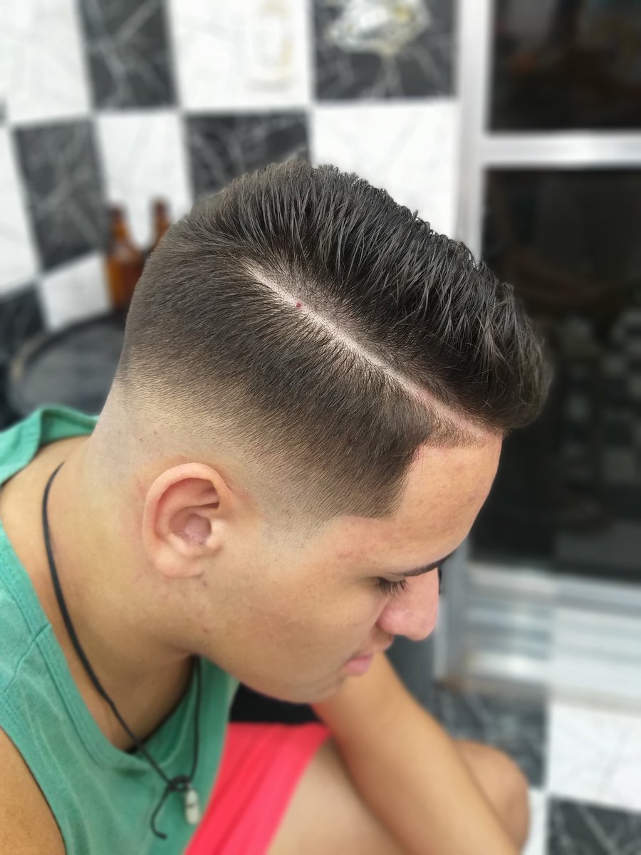 Marllon75392768's tweet photo. Fade!✂️💈
#barber #barbershop #barbeiro #feriado #razorpart https://t.co/3OVdIhMgHe