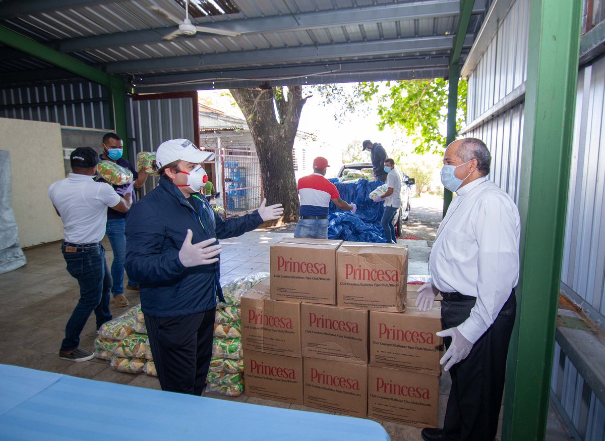 JosePaliza's tweet photo. Continuamos realizando esfuerzos en medio de esta gran crisis sanitaria, hoy entregamos productos básicos de primera necesidad en la Casa de Oración Carmela Heinsen. Gracias Monseñor Julio César Corniel Amaro por recibirnos. https://t.co/3ppOS9pEOY