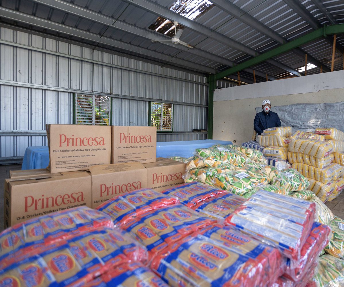JosePaliza's tweet photo. Continuamos realizando esfuerzos en medio de esta gran crisis sanitaria, hoy entregamos productos básicos de primera necesidad en la Casa de Oración Carmela Heinsen. Gracias Monseñor Julio César Corniel Amaro por recibirnos. https://t.co/3ppOS9pEOY
