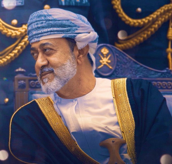 إلى :
                  المقام السامي الكريم 
            لمولاي حضرة صاحب الجلالة
              السُلطان هيثم بن طـارق
               سُلطان عُمـان المعظّم
                     نصـرهُ الله وأيّده

شكرا مولاي لِما تفضلتَ به على ولدك مظـاهر بن محمد مُنعماً مُحسنا متكرّما مُتفضّلا