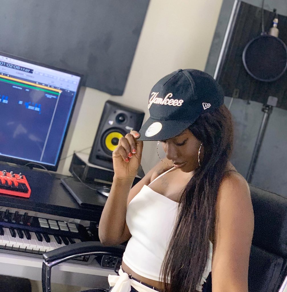 LydiahJazmine's tweet photo. My Other Home.. Studio! 🤞🏽🖤
Cooking All Day Everyday💃 https://t.co/gJ0PErmW1f