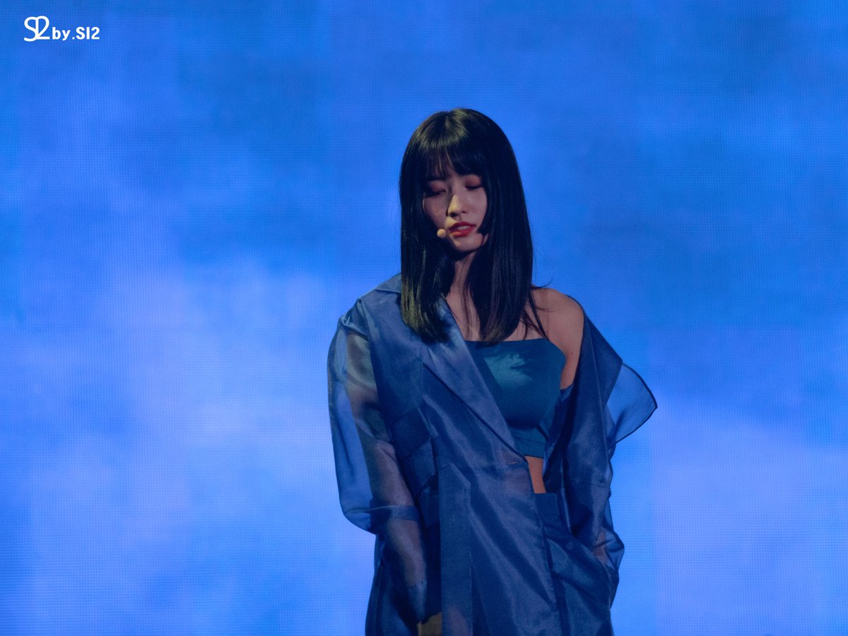 by_SI2_'s tweet photo. #트와이스 #모모 #TWICE #MOMO #막콘 #TWICELIGHTSinseoul 
@JYPETWICE
(재보정) 190526 파란 분위기 모모 https://t.co/p51O8HKOe1