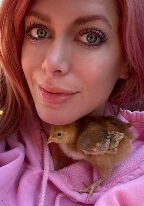 Mommy is a chick magnet 🧲 🐣#LockdownLife #QuarantineCuddles https://t.co/0ZNPXKu7TK<a href="/tag/lockdownlife"class="tags">#LockdownLife</a><a href="/tag/quarantinecuddles"class="tags">#QuarantineCuddles</a>