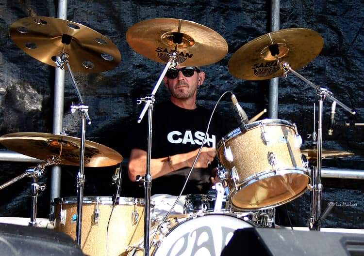 joelcash7's tweet image. #drumming #plumbing #merching All in a week's work for me. Not just the pretty face of @pagefortyfiveUK 😁😁