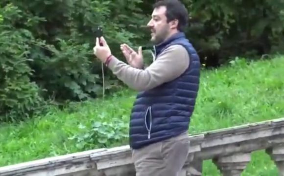 DeerEwan's tweet photo. All'inizio bloccò i commenti che contenevano "49 milioni", poi bloccò chi lo contestava. Alla fine si ritrovò a parlare solo con se stesso, o con i bot creati dalla sua macchina di propaganda. 

La fine che si merita. 

#salvinicensuraitaliani https://t.co/2uDl0nTsyM