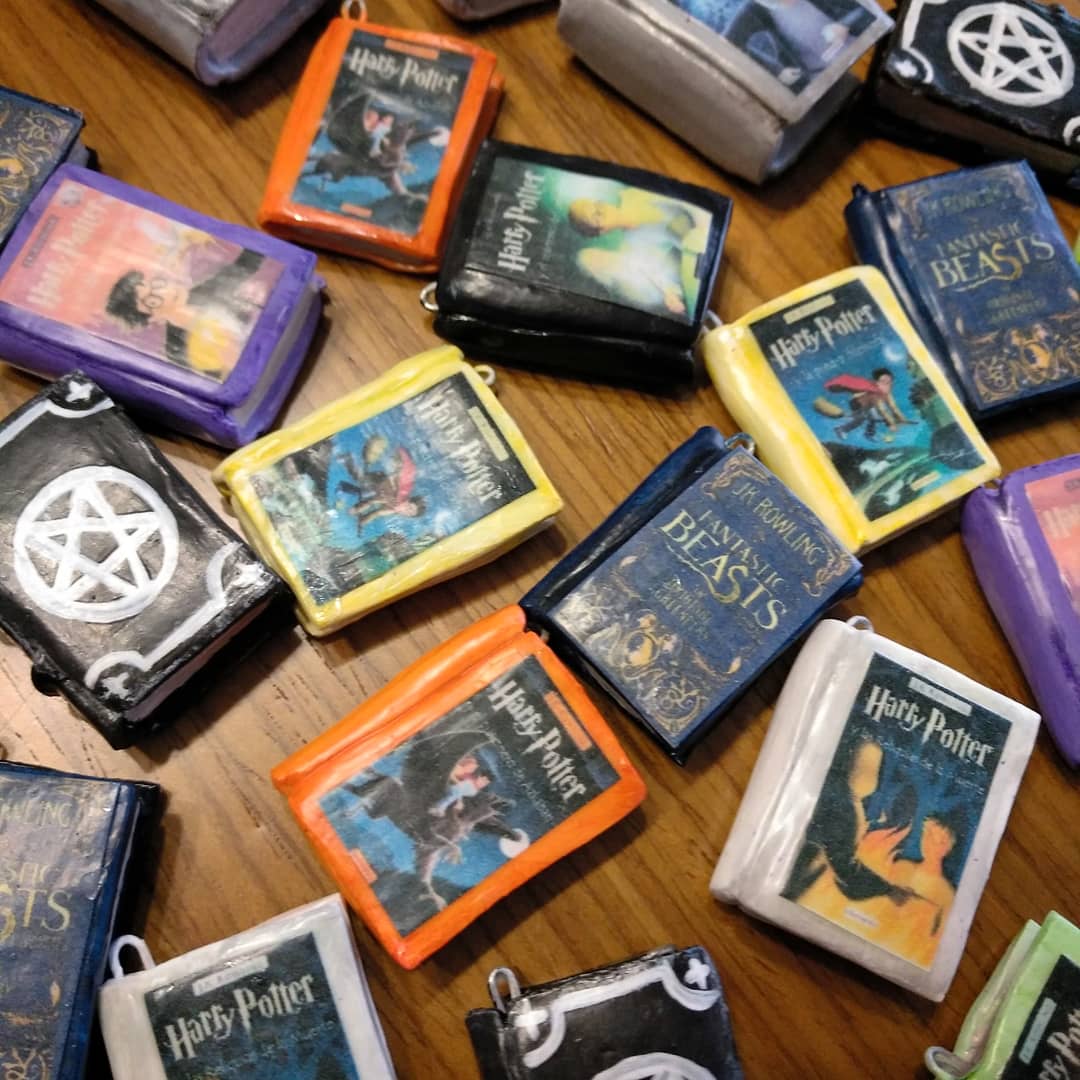 Multi_Phobic's tweet photo. 📖🌹¡Feliz día del libro!🌹 📖Me lo pasé genial haciendo estás miniaturas de los libros de Harry Potter💕 Últimamente no me quito de la cabeza el hacer mini Mangas, creo que sería muy mono💖
-
#HarryPotter #polymerclay #handmade #potterhead  #diadellibro2020 https://t.co/9x32QK3uwd