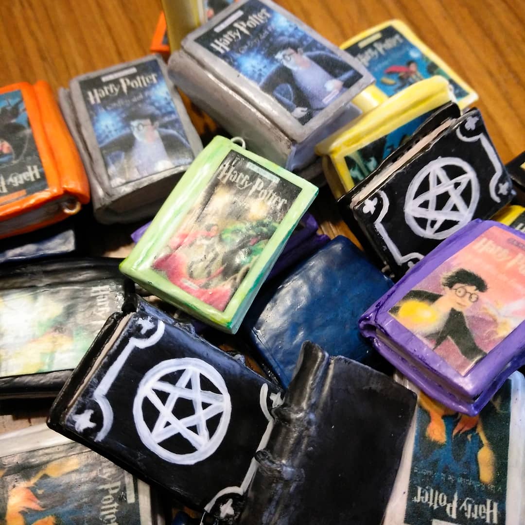 Multi_Phobic's tweet photo. 📖🌹¡Feliz día del libro!🌹 📖Me lo pasé genial haciendo estás miniaturas de los libros de Harry Potter💕 Últimamente no me quito de la cabeza el hacer mini Mangas, creo que sería muy mono💖
-
#HarryPotter #polymerclay #handmade #potterhead  #diadellibro2020 https://t.co/9x32QK3uwd