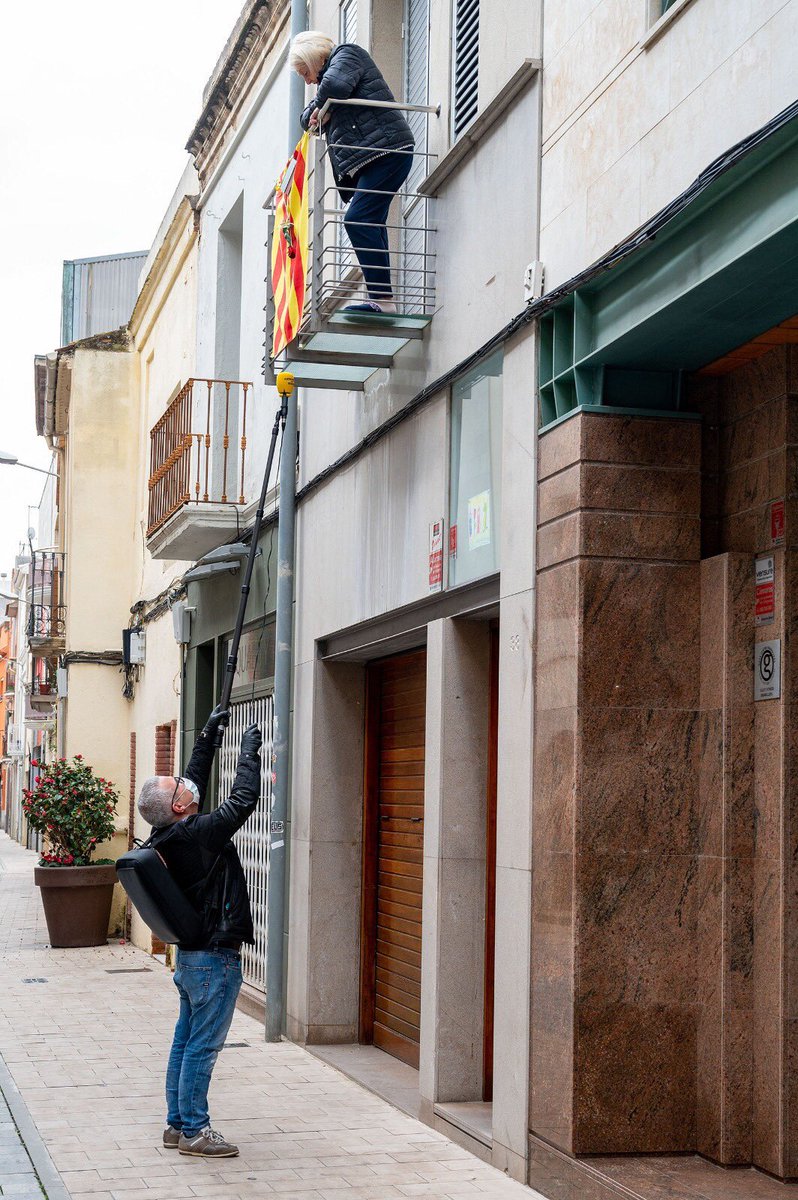 Així treballava aquest #SantJordiACasa el company <a href="/miqueljarque/">Miquel Jarque</a> a Granollers

Prevenció i servei essencial a peu de carrer per #coronavirusCatRàdio #CatRàdioEsMou 

Gràcies pel compromís i la feinada!

📸 Toni Torrillas