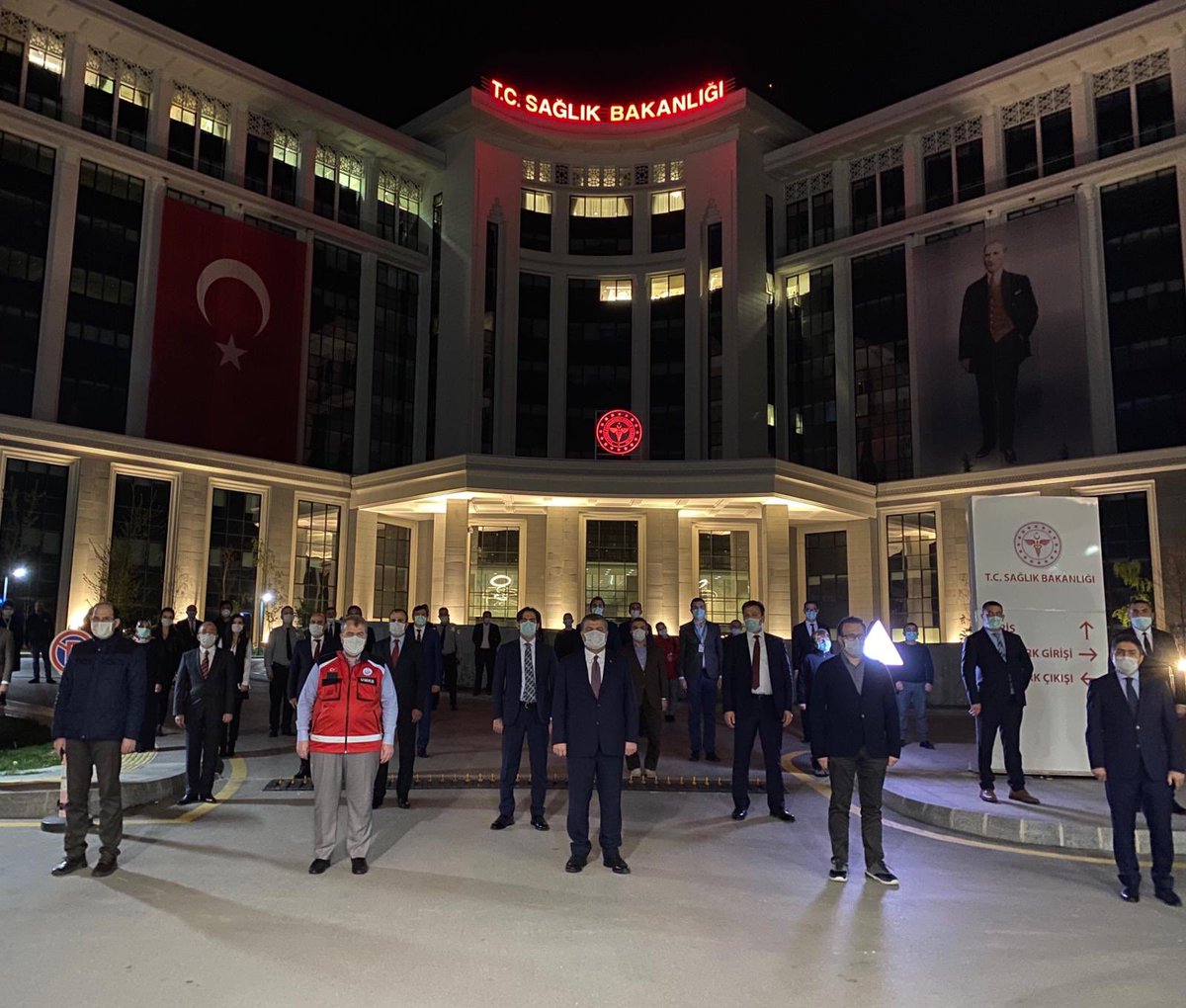 Saat 21:00’da, başta Sayın Cumhurbaşkanımız olmak üzere tek ses olduk. İstiklal Marşımızı 83 milyon birlikte okuduk. O an görevinin başında olan sağlık çalışanlarımız adına, bu görkemli koroya bizler Bakanlık Binamızın önüne çıkarak katıldık. Meclisimizin 100. yılı kutlu olsun.