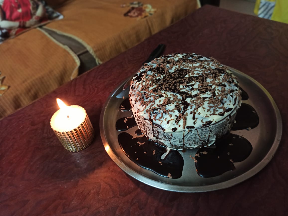 <a href="/realpreityzinta/">Preity G Zinta</a> Hey! It's my Mom and Dad's Wedding Anniversary today 🙈❤
They completed 35 years of togetherness 💞
We tried to make it special for them this  quarantine....😉🤩🎉
PS: My sister (<a href="/ArchanaSingh__/">Archana Singh</a>) baked this yummy cake 😋