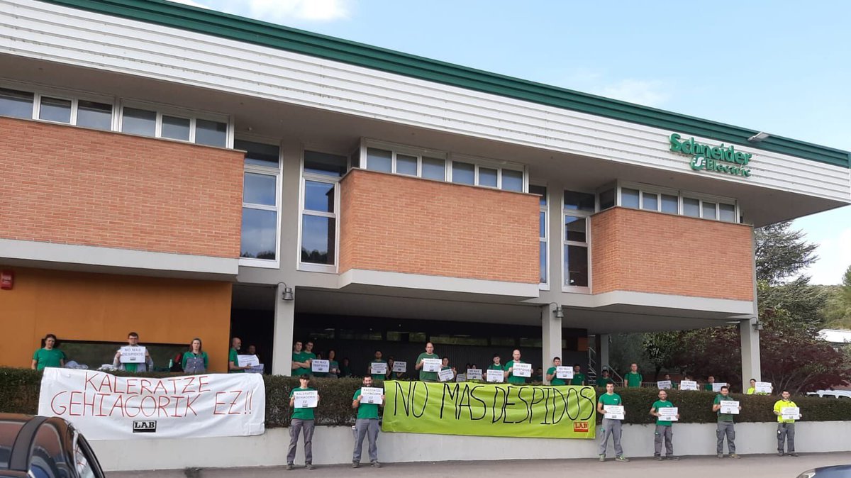 LABindustriaNaf's tweet photo. Garesen den Schneider enpresako langileek, kontzentra egin dute gaur, azken kaleratzeak salatuz.                      #langileenborrokankonfinamendurikez https://t.co/1ckRhIPuEG