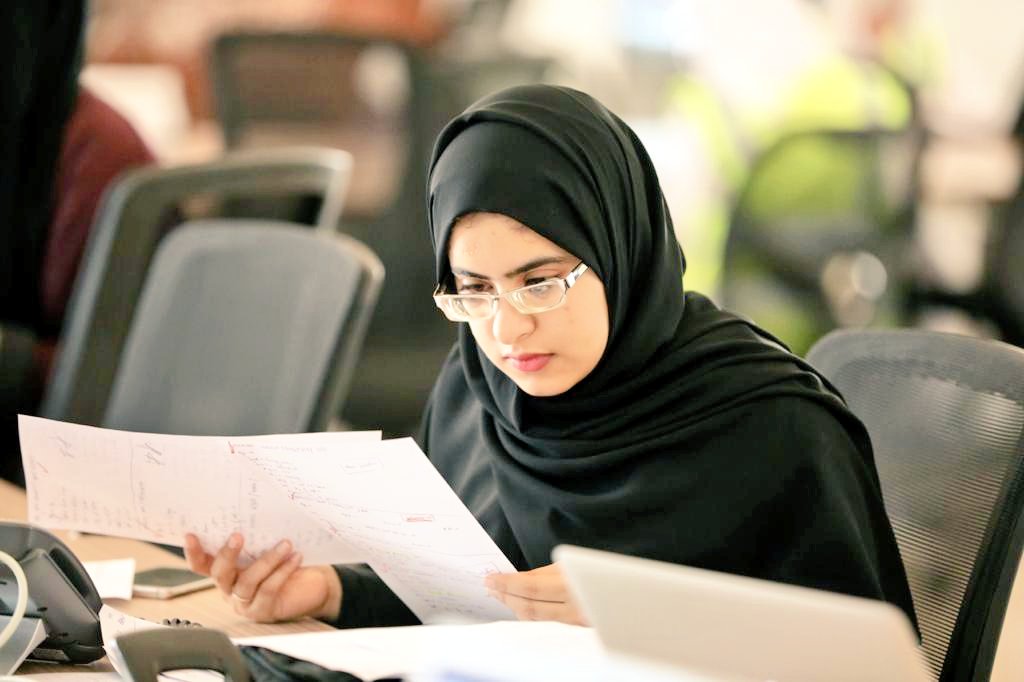 dghs_muscat's tweet photo. متطوعات يعملن مع فريق التقصي الوبائي بمركز جائحة كوفيد19لمحافظة مسقط في إدخال البيانات بشكل يومي وتسجيل الحالات الجديدة المصابة
والتواصل مع المراكز الصحيةومتابعة حالة المرضى والمخالطين لهم وإدخال بيانات المتعافين والمصابين والمرقدين
ومواصلةالبحث عن أسباب تفشي العدوى.
#وزارة_الصحة https://t.co/pXtfjMF9DO