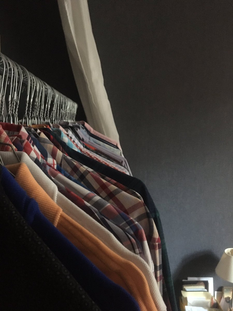 ClorddeWinter's tweet photo. J’ai fini hier soir mon #projetconfinement, et voici : toutes mes 79 chemises (!) propres, repassées, boutonnées (astuce : un trombone au col pour éviter les faux plis). Du coup, un thread où j’associe un twittos à une de mes chemises (fav’ et je t’associe aussi).#portraitchinois https://t.co/4Xi7jBmELR